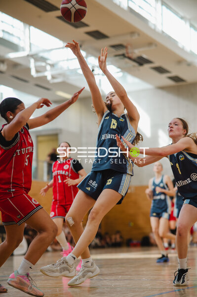 Spielerin (#13; Allianz) wirft Basketball unter Druck