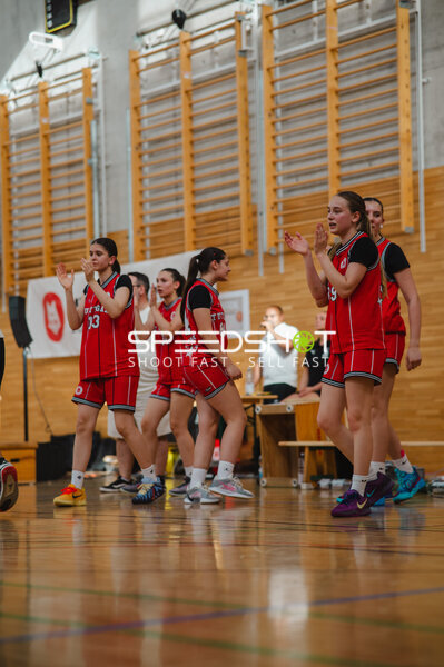 Basketballteam in roten Trikots bei Spielvorbereitung in Stuttgart