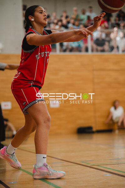 Basketballspielerin in rotem Trikot bei Spielaktion in Stuttgart