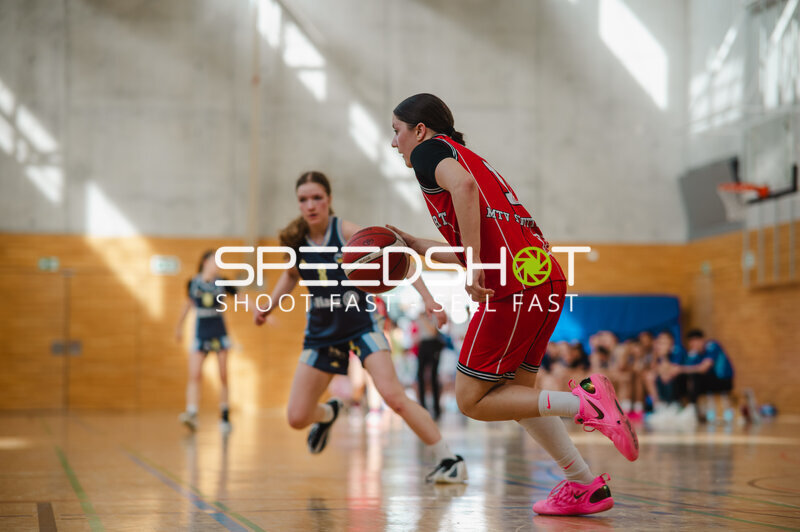 Spielerin in rotem Trikot beim Dribbling in der Stuttgarter Sporthalle