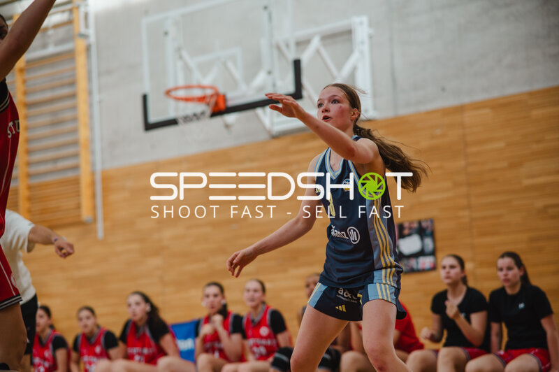 Spielerin (#8) in Spielaktion beim Basketball in Stuttgart