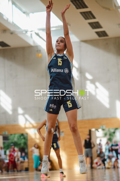 Basketballspielerin (#15; Allianz) beim Sprungwurf