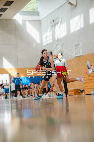 Basketballspielerin in schwarzem Trikot bei Spielzug in Stuttgart