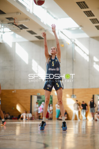 Spielerin (#5) beim Sprungwurf in Stuttgart
