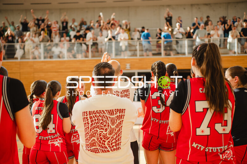 MTV Stuttgart Basketballteam bei Spieleraufstellung in Stuttgart