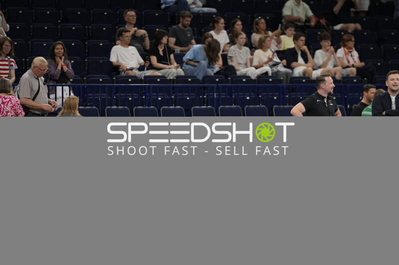 Zuschauer in der Barclays Arena während DAIKIN HBL-Spiel