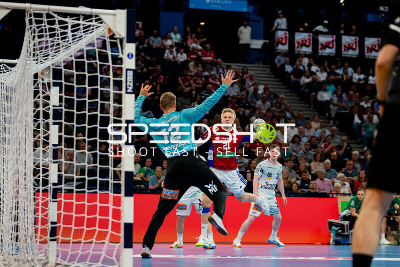Frederik Bo Andersen (#21; HSV Hamburg) gegen Oskar Neudeck (#2; Frisch Auf Göppingen)