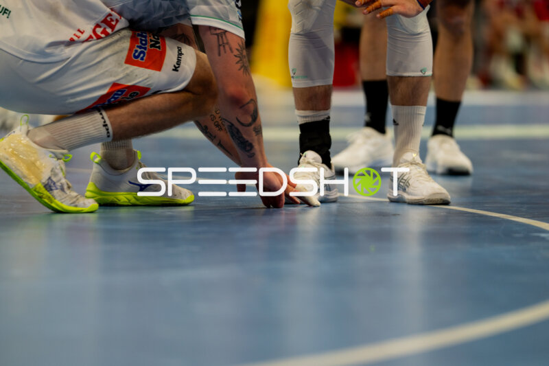 Spieler in Zweikampf-Situation in der Barclays Arena