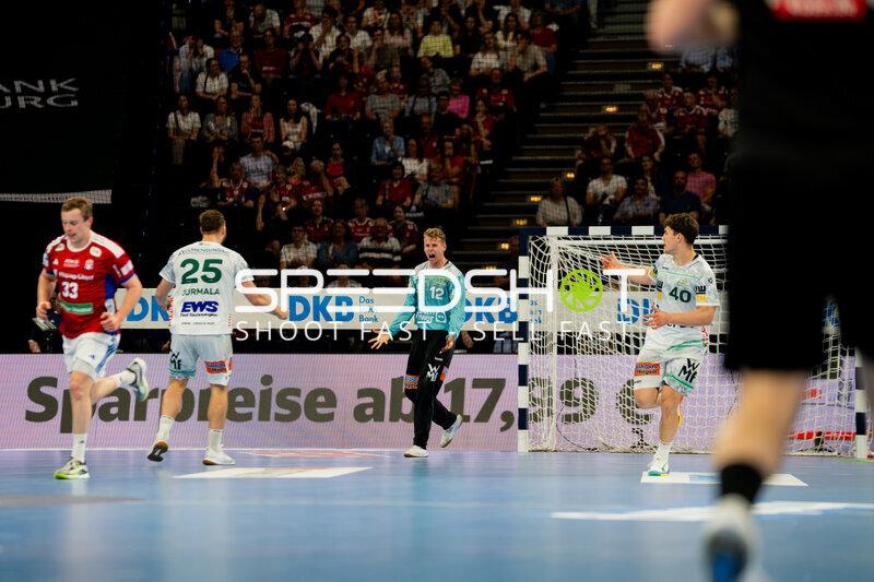 Ludvig Jurmala Åström (#25; Frisch Auf Göppingen) im Angriff gegen HSV Hamburg