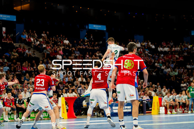 Jacob Lassen (#9; HSV Hamburg) im Angriff gegen Frisch Auf Göppingen