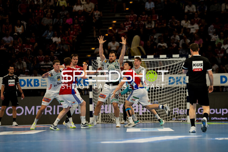 Ludvig Jurmala Åström (#25; Frisch Auf Göppingen) und Oskar Sunnefeldt (#27; Frisch Auf Göppingen) in Defensivaktion