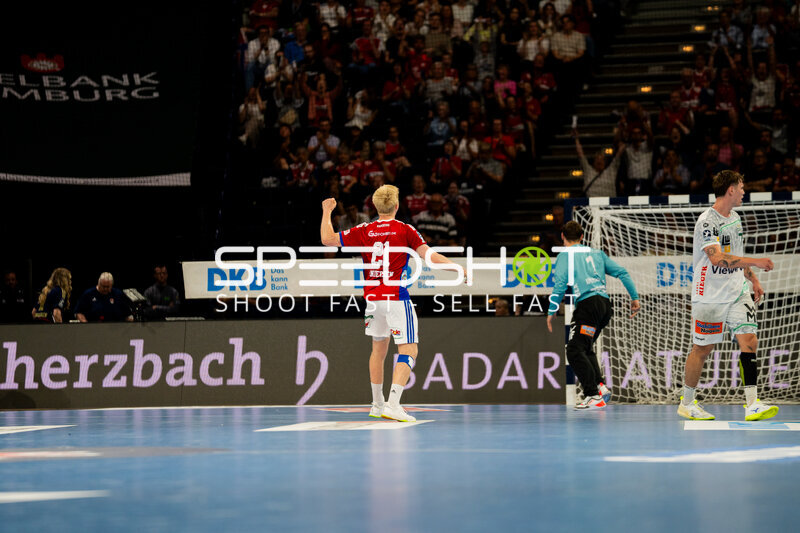 HSV Hamburg Spieler (#21) jubelt nach Tor in der Barclays Arena