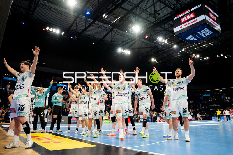 Oskar Neudeck (#2; Frisch Auf Göppingen) jubelt mit Team in der Barclays Arena