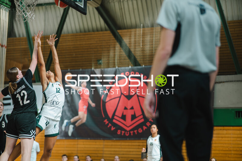 Spielszene beim Basketball-Match in Stuttgart
