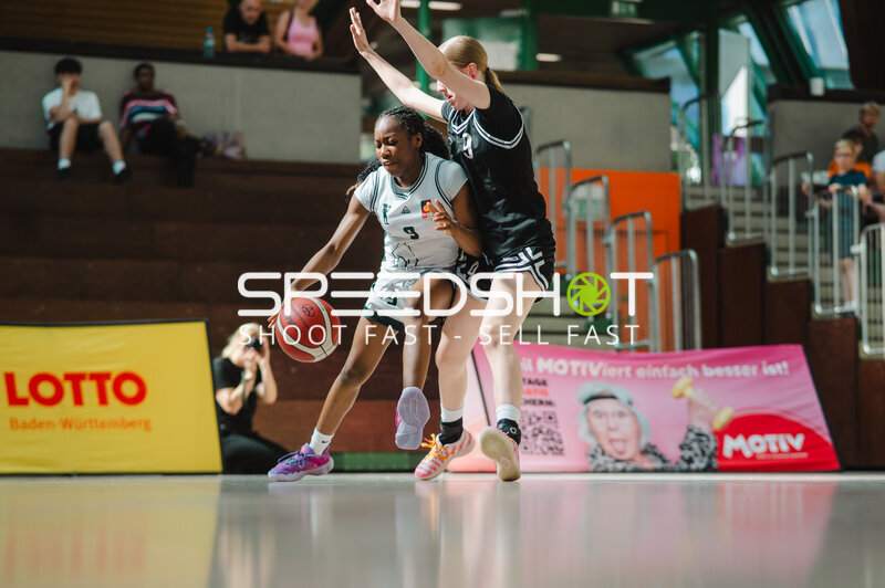 Basketballspiel in Stuttgart mit Dribbling und Verteidigung