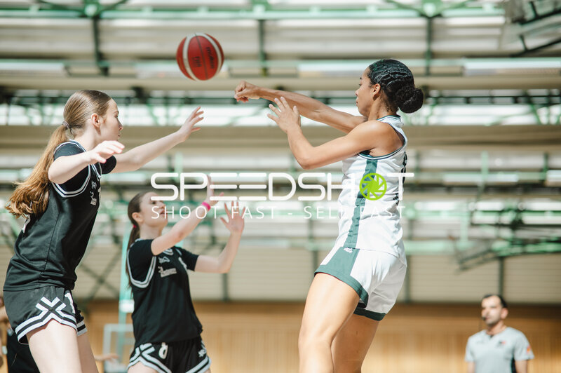 Basketballspiel in Stuttgart mit Spielerinnen im Zweikampf