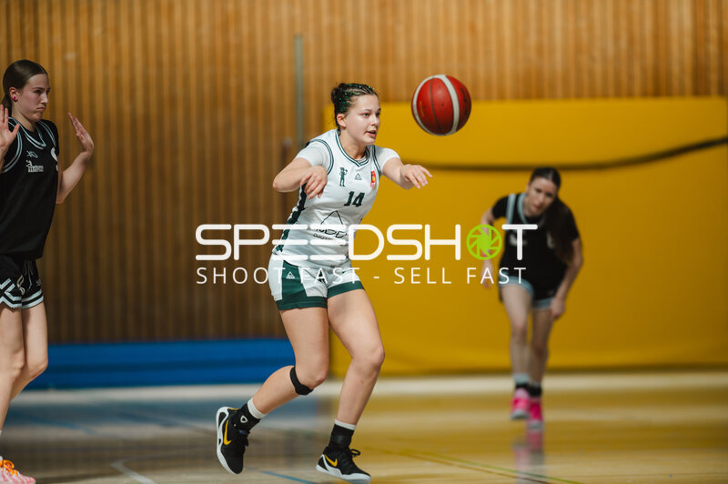 Spielerin (#14) bei Ballkontrolle in Stuttgarter Halle
