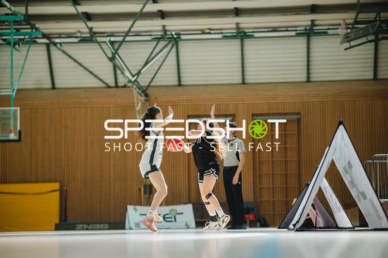 Basketballspielerin mit Ball im Angriff in Stuttgart-Halle