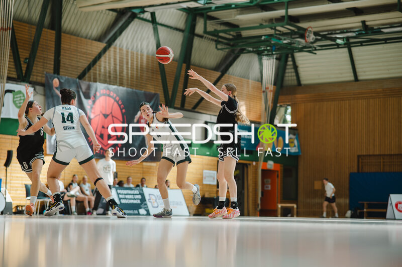 Spielszene beim Frauenbasketball in Stuttgart