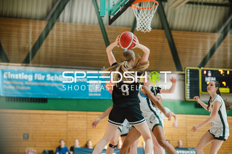 Spielerin (#9; TB Wütemberg) beim Sprungwurf