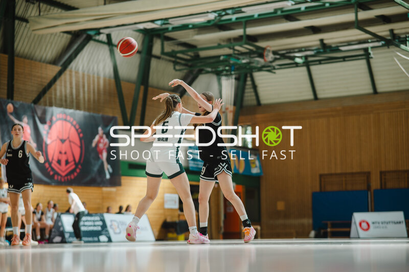 Spielerin (#6; Berlin) wirft Ball unter Druck der Verteidigerin