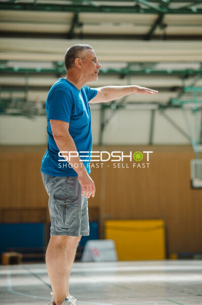 Trainer oder Betreuer gibt Anweisung in Stuttgart-Halle