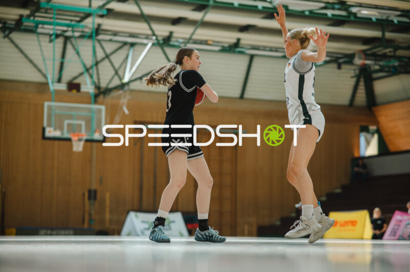 Basketballspiel in Stuttgart: Spielerin in Weiß verteidigt gegen Ballführerin in Schwarz