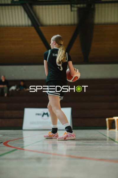 Spielerin (#09; TG Wil) mit Basketball in der Halle