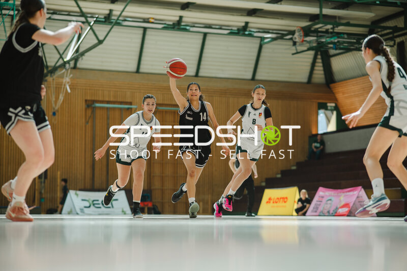 Basketballspielerin (#14) wirft Ball während Spielszene in Stuttgart