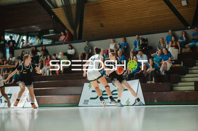 Basketballspielerin (#9; schwarzes Trikot) verteidigt gegen Spielerin mit Ball