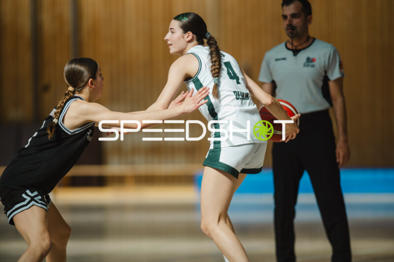 Basketballspielerin (#4) im Zweikampf um den Ball in Stuttgart