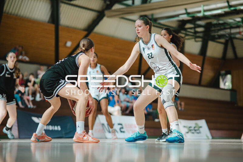 Spielerin (#22) in Defensive beim Basketballspiel in Stuttgart