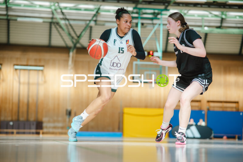 Spielerin (#15) mit Ball gegen Verteidigerin in Stuttgart