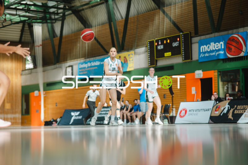 Spielerin (#10; MTV Stuttgart) beim Passspiel
