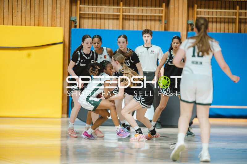 Zweikampf um den Ball in der Stuttgarter Sporthalle