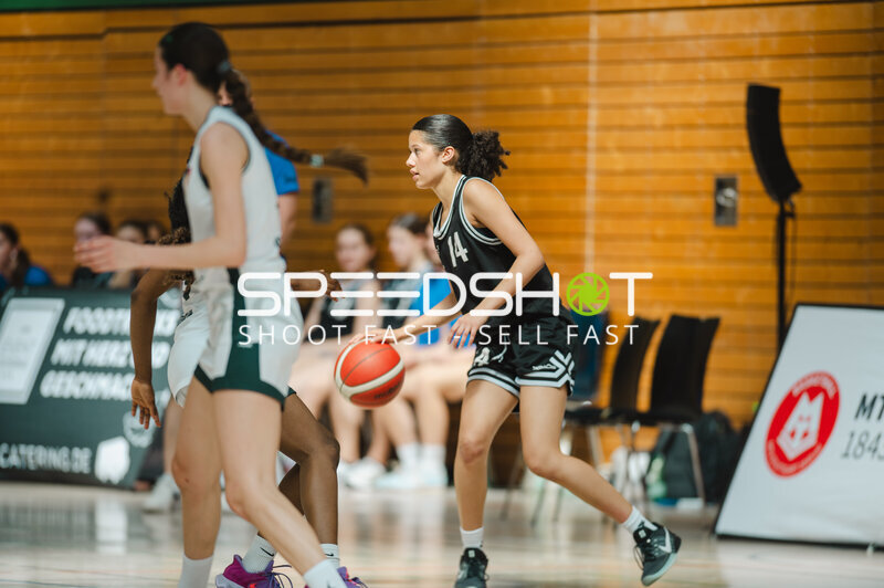 Spielerin (#14) im Ballbesitz während Basketballspiel in Stuttgart