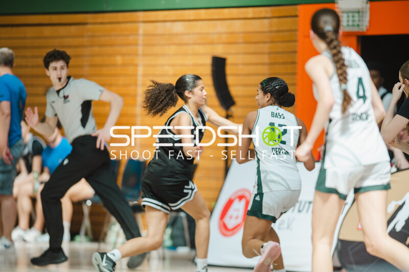 Basketballspiel in Stuttgart mit Spielerinnen im Einsatz