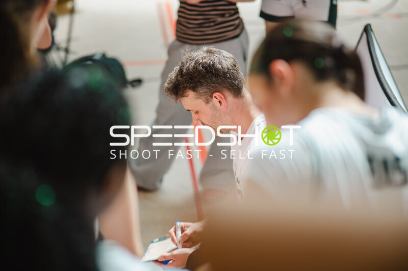 Spieler signiert Autogramm in Stuttgart