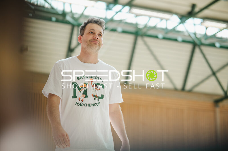 Person in Basketball-Arena Stuttgart mit Bass Berlin Mädchencup T-Shirt