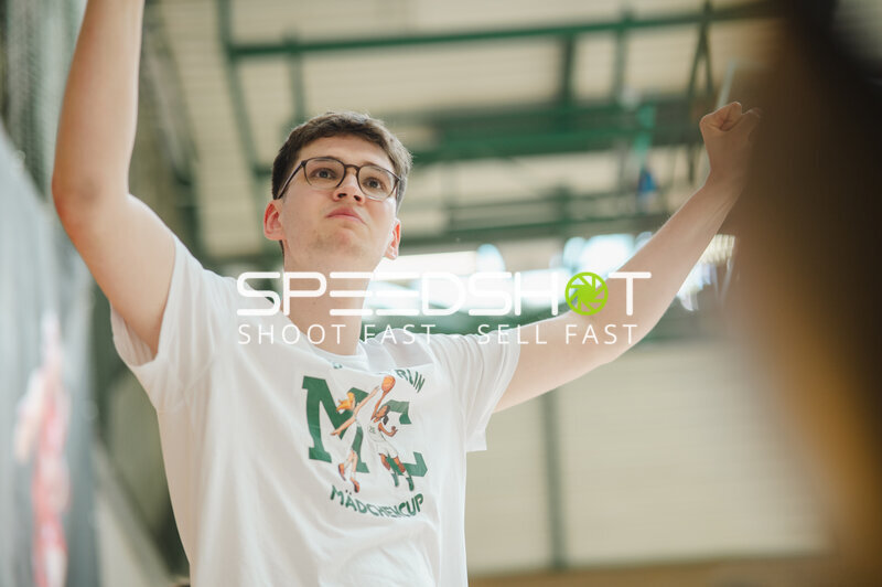 Junger Basketballspieler in Siegespose in Stuttgart