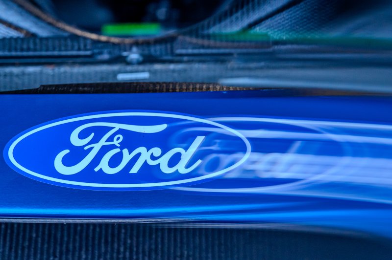 Ford-Logo auf blauem Rennfahrzeug in der Boxengasse
