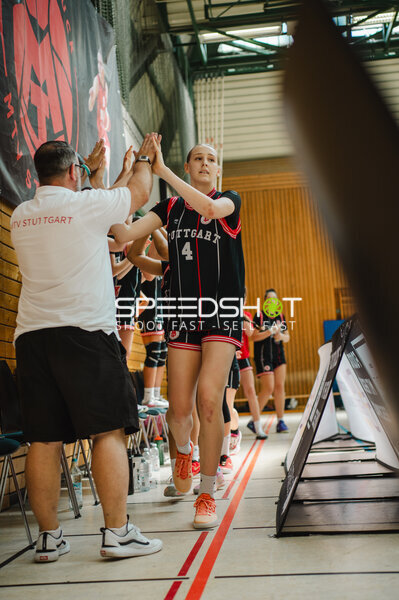 Spielerin (#4; MTV Stuttgart u16) beim High-Five mit Trainer