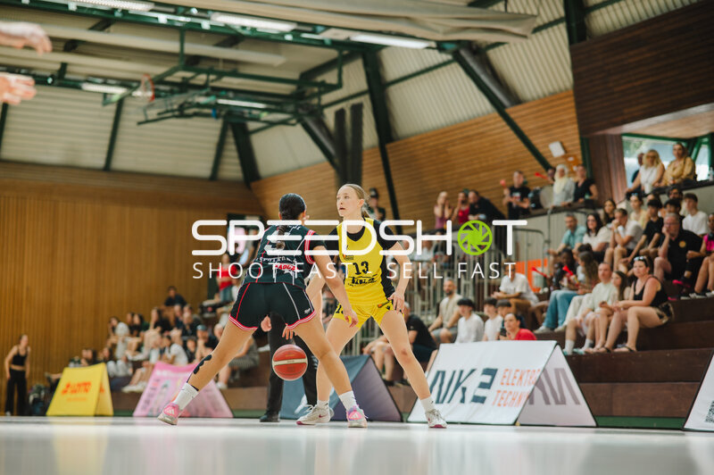 Spielerin (#13; TSV Jahn München u16w) in Defensivposition
