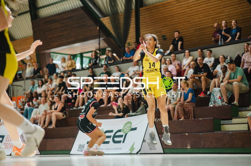 Spielerin (#14; TSV Jahn München u16w) beim Sprungwurf