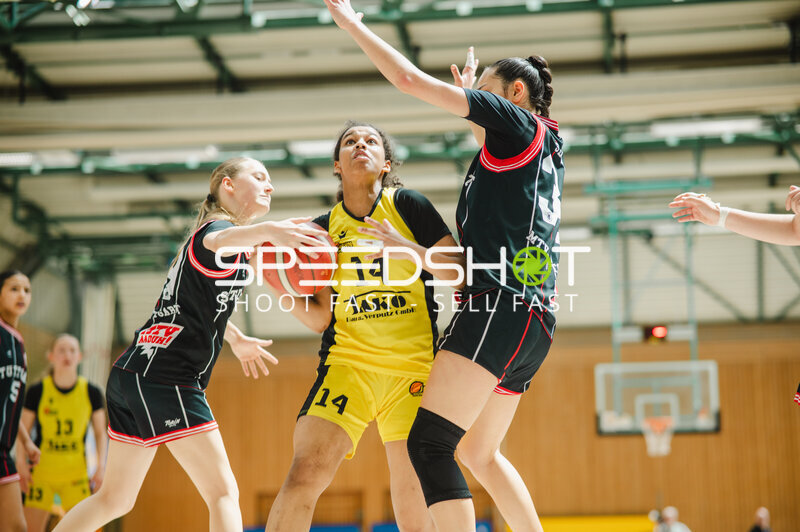 Spielszene beim Basketball-U16w-Spiel in Stuttgart