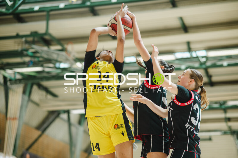 Spielszene beim U16w Basketball in Stuttgart