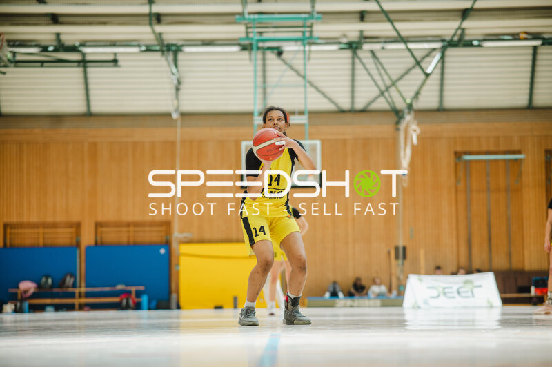 Spieler (#14; TSV Jahn München u16w) beim Wurf