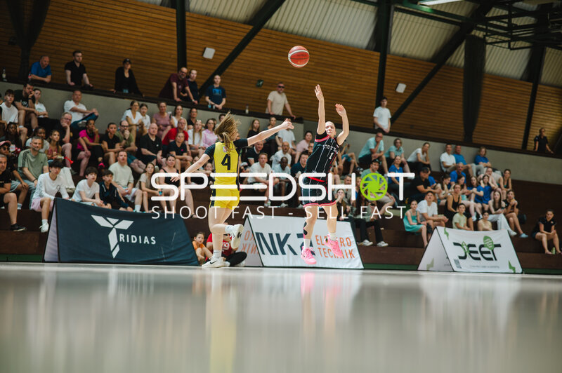Spielerin (#4; TSV Jahn München u16w) verteidigt gegen Wurf
