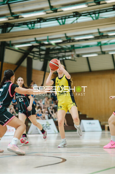 Spielerin (#13; TSV Jahn München u16w) beim Dreierwurf