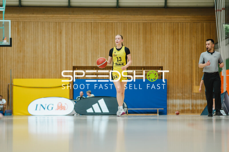 Spielerin (#13; TSV Jahn München u16w) dribbelt Basketball in Stuttgart